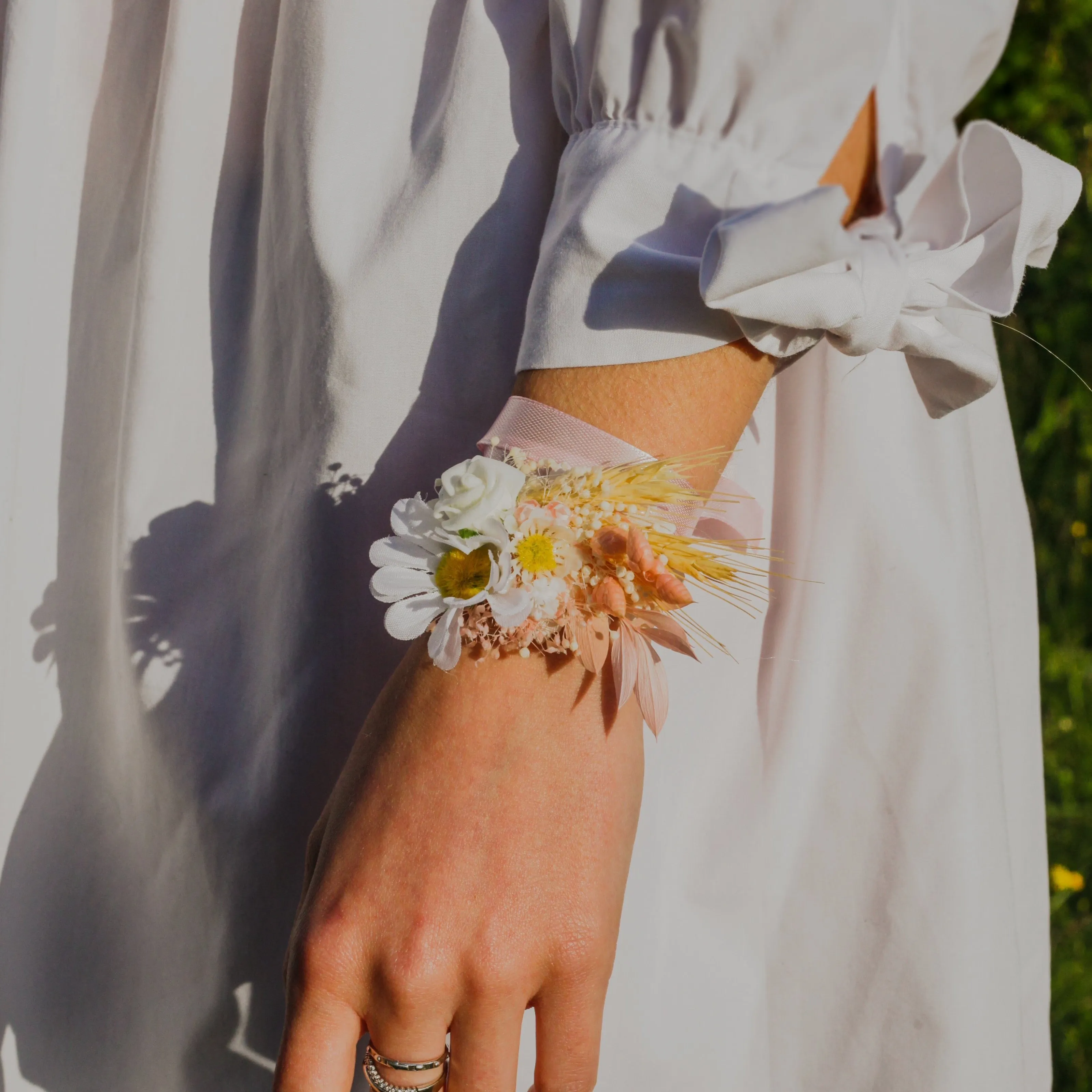 Daisy bracelet Meadow romantic flower bracelet Wedding jewellery Blush Bridesmaid bracelets Bride to be Wedding accessories Flower jewellery