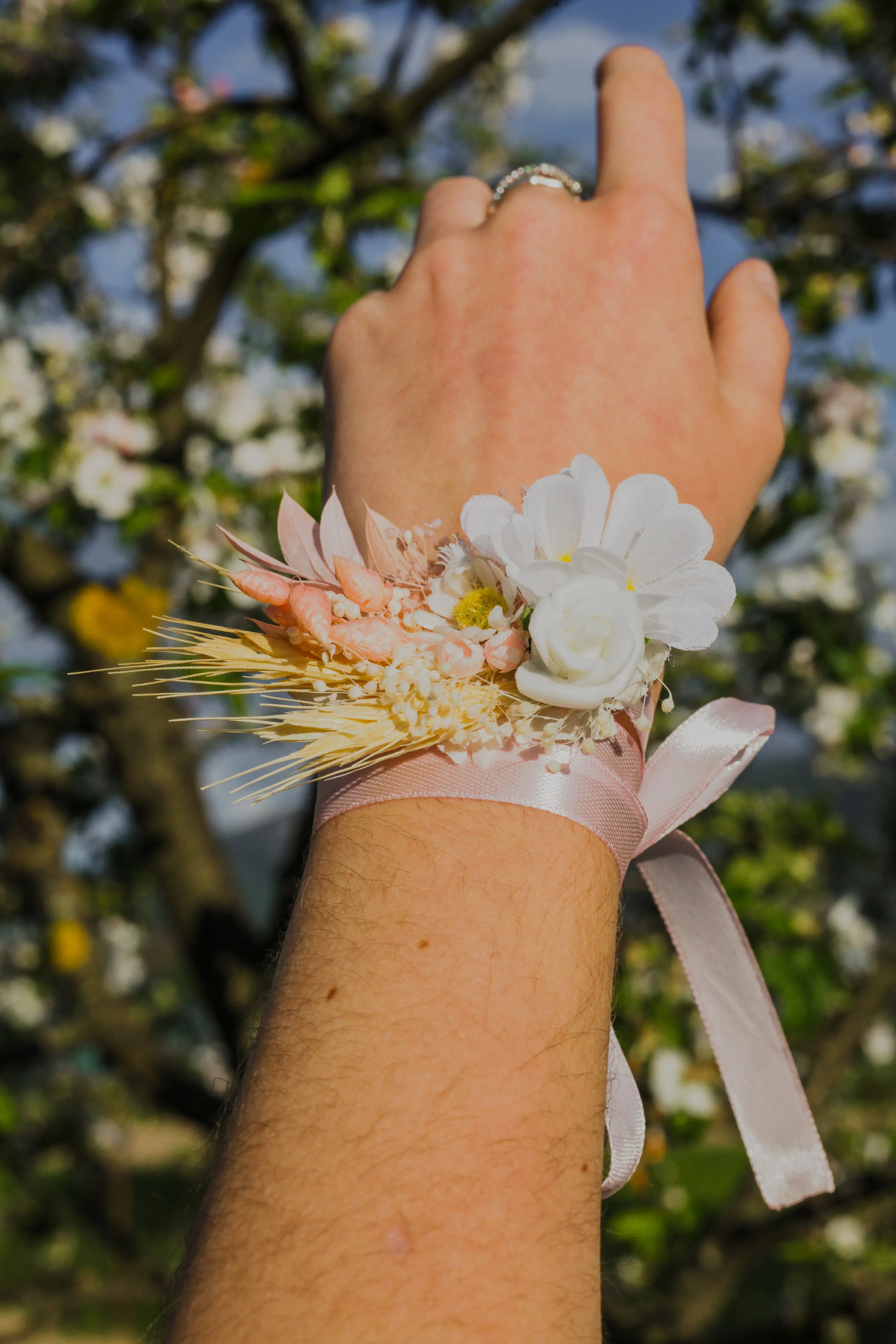 Daisy bracelet Meadow romantic flower bracelet Wedding jewellery Blush Bridesmaid bracelets Bride to be Wedding accessories Flower jewellery