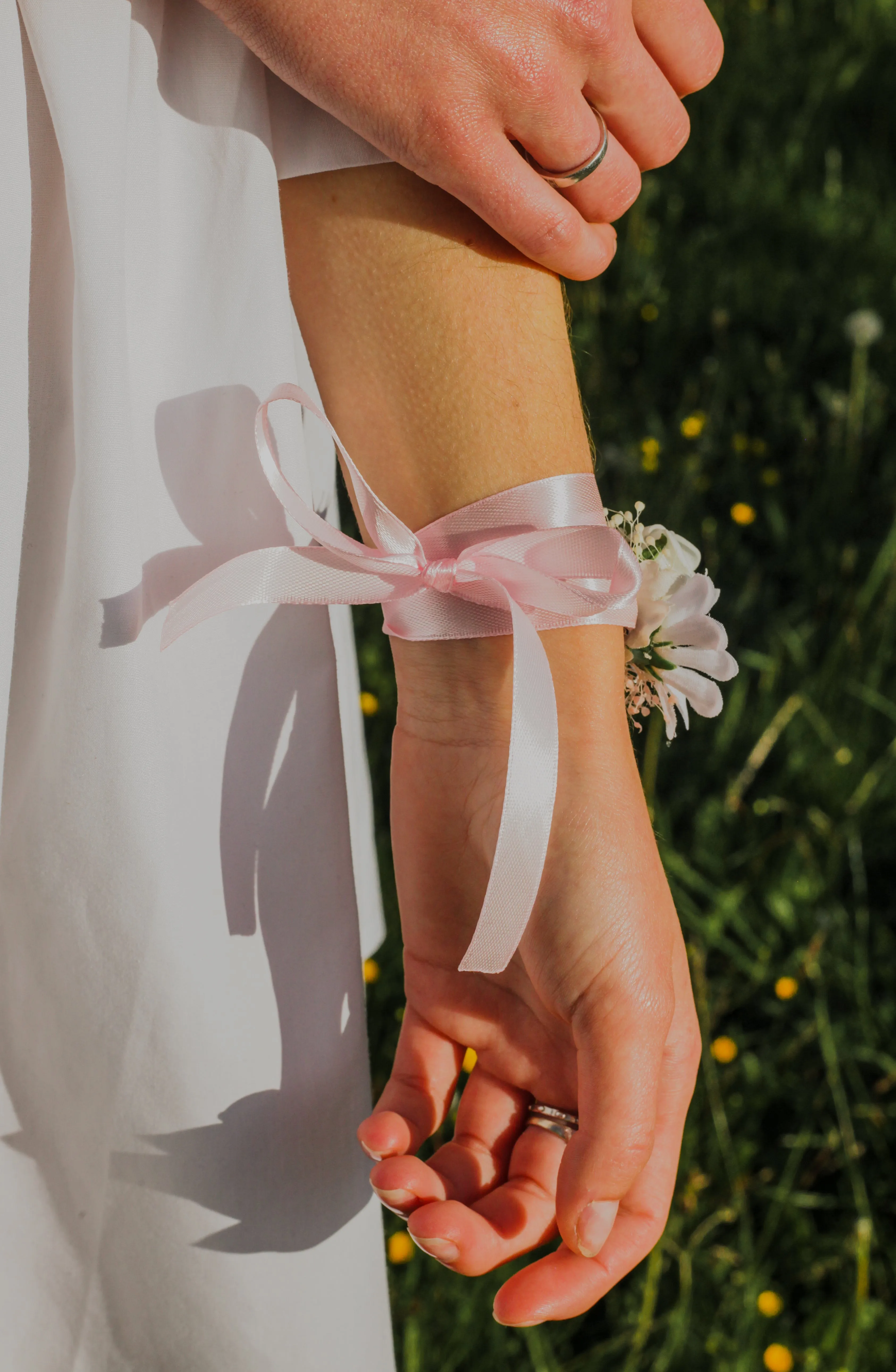 Daisy bracelet Meadow romantic flower bracelet Wedding jewellery Blush Bridesmaid bracelets Bride to be Wedding accessories Flower jewellery