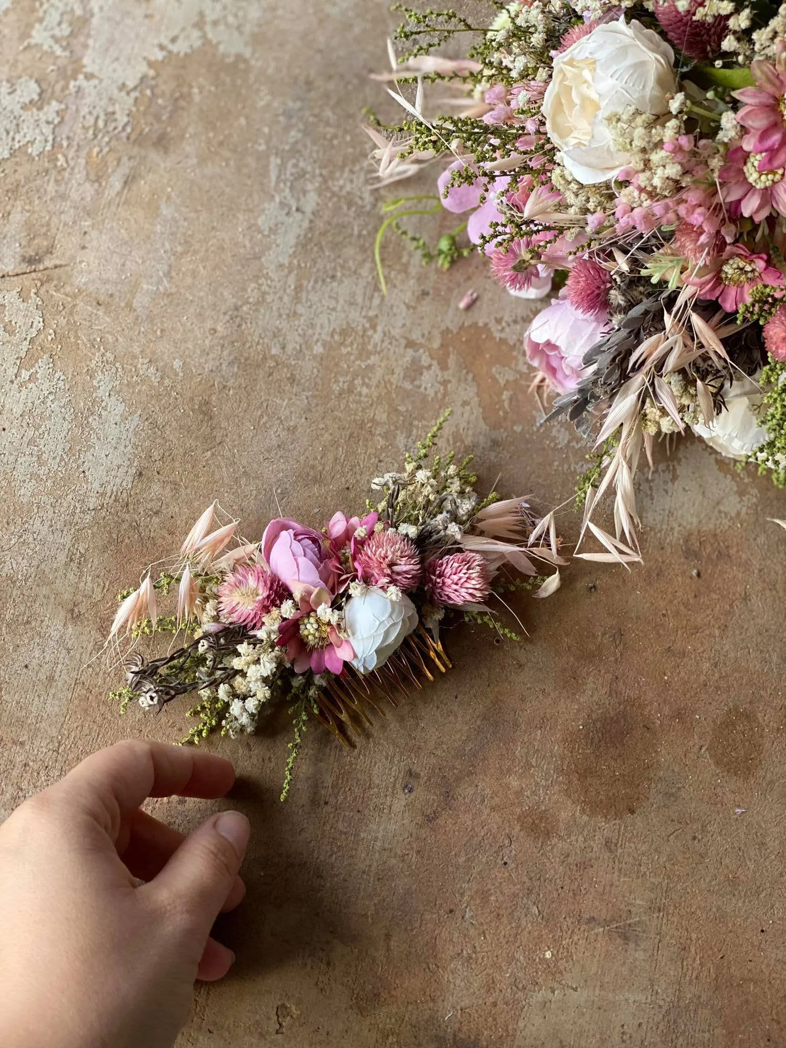 Pink flower hair comb Bridal floral blush hair comb Flower piece Dusty pink Pale pink Magaela Wedding accessories Handmade Romantic Haarkaam