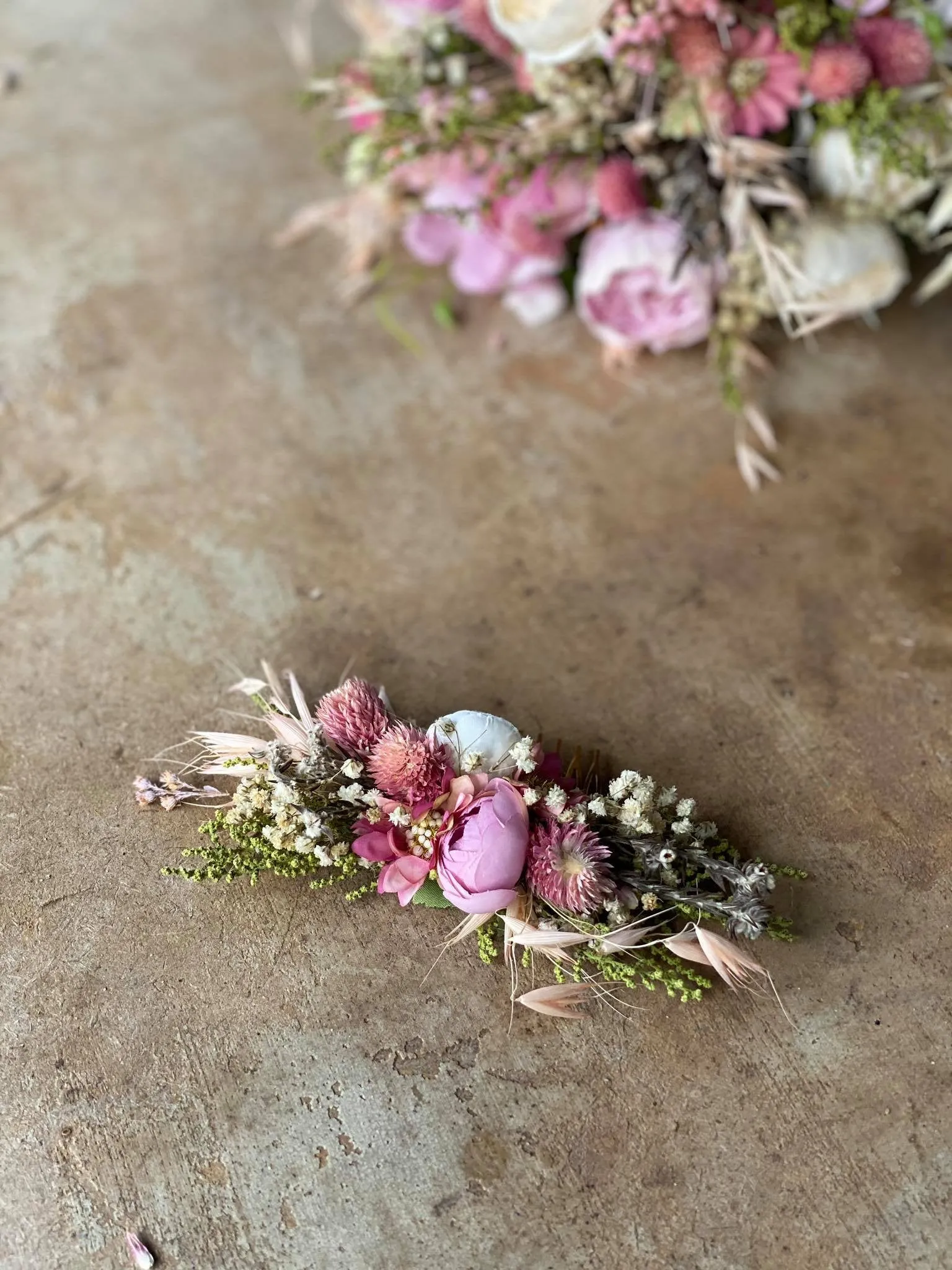 Pink flower hair comb Bridal floral blush hair comb Flower piece Dusty pink Pale pink Magaela Wedding accessories Handmade Romantic Haarkaam