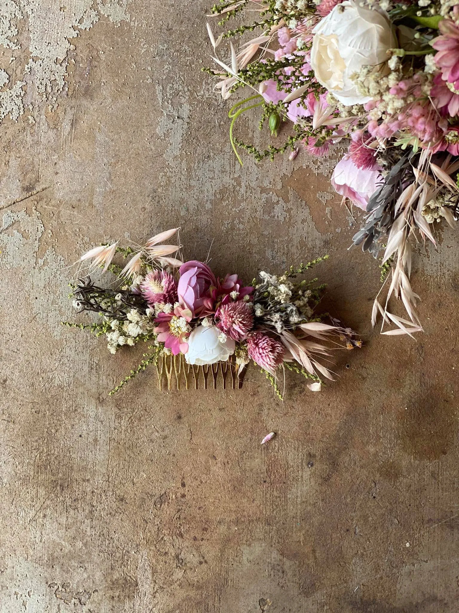 Pink flower hair comb Bridal floral blush hair comb Flower piece Dusty pink Pale pink Magaela Wedding accessories Handmade Romantic Haarkaam